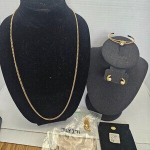 GOLD TONED NECKLACE (2), EARRINGS AND BRACELET WITH CLEAR STONE SWIRL DESIGN